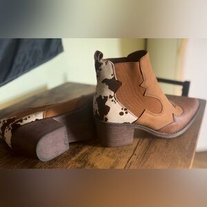 Brown ankle boots with cow brown print